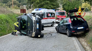 Fiastra - Scontro frontale tra due auto, due persone in ospedale